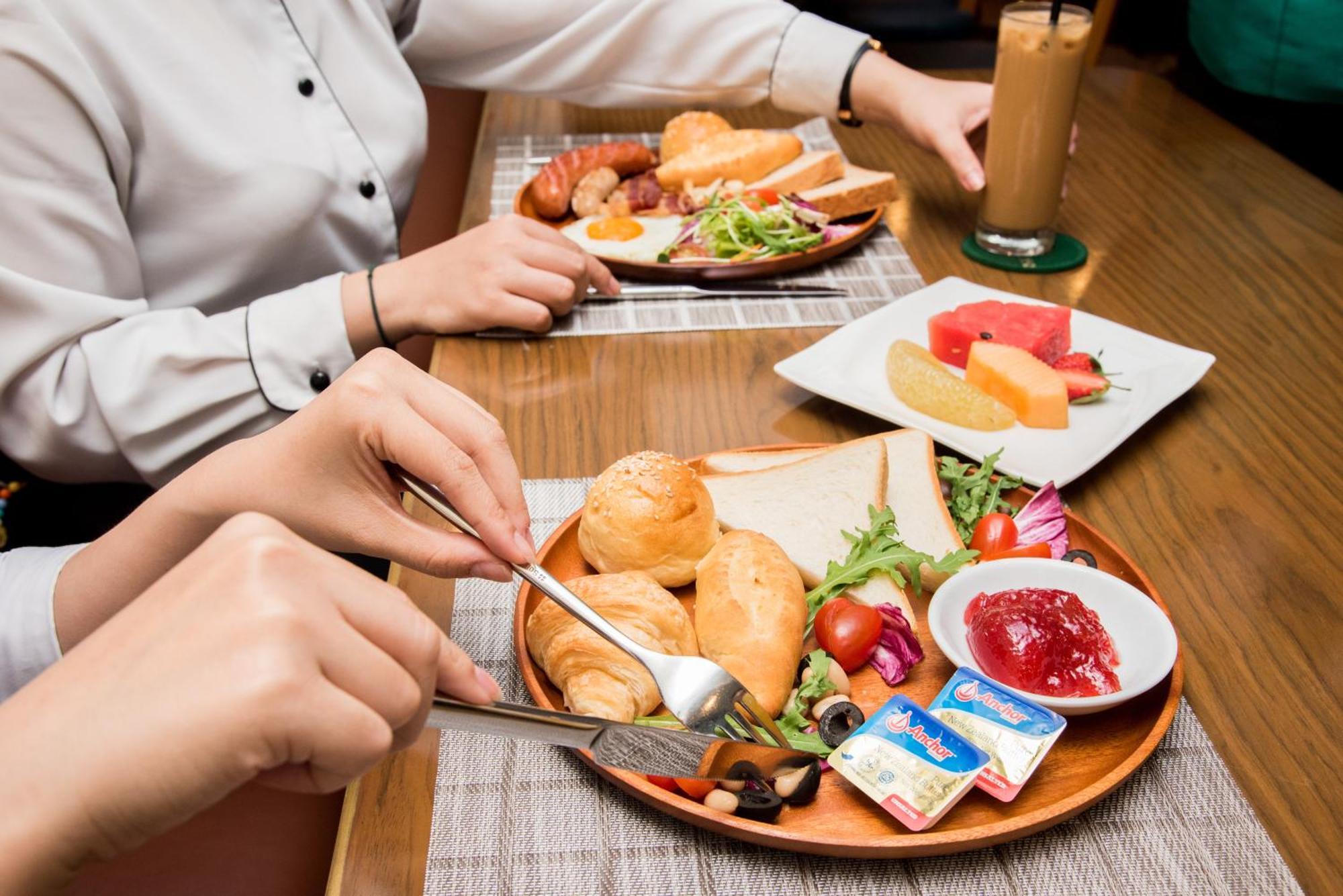 โรงแรมเชอร์วูดเรสซิเดนซ์ โฮจิมินห์ซิตี้ ภายนอก รูปภาพ A typical breakfast in Azerbaijan