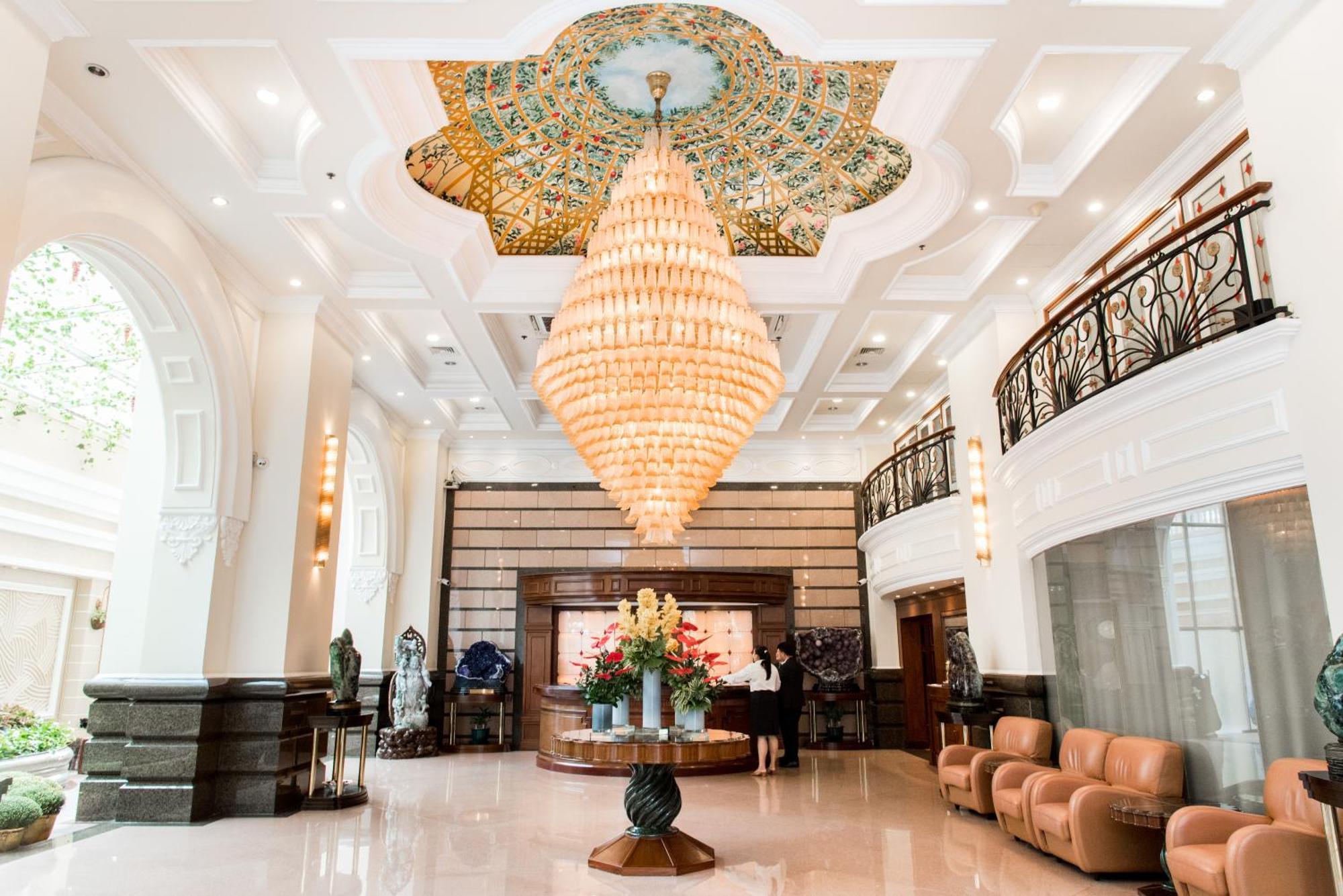 โรงแรมเชอร์วูดเรสซิเดนซ์ โฮจิมินห์ซิตี้ ภายนอก รูปภาพ The lobby of the hotel